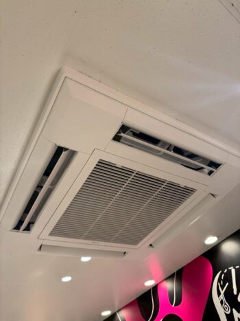 大阪府 某人気飲食チェーン店様にて業務用エアコン入れ替え