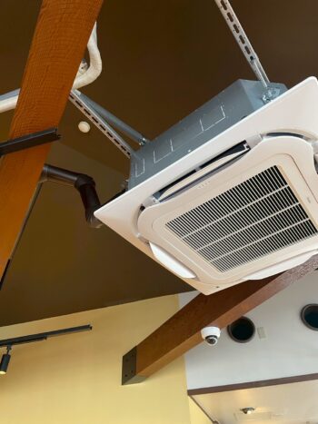 東京都足立区にある某飲食店様にて業務用エアコン入れ替え工事完了